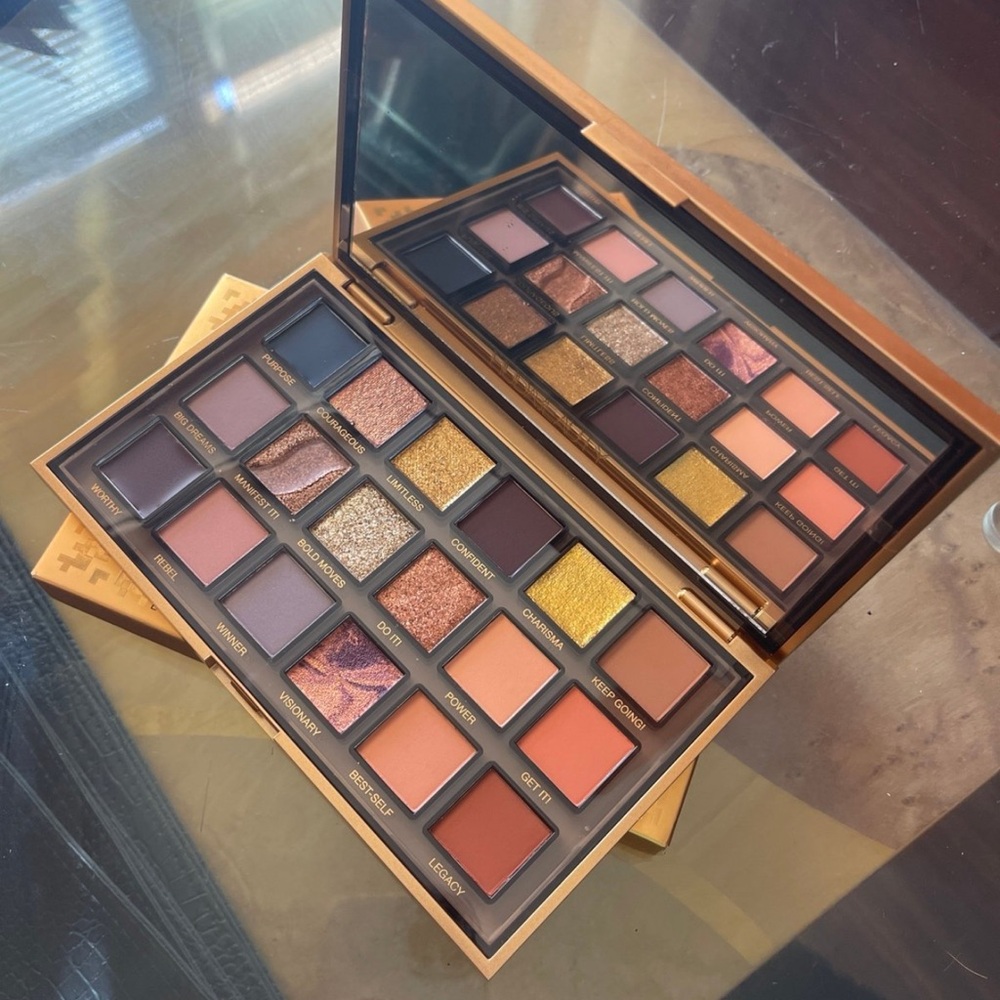HUDA BEAUTY Eyeshadow Palette - empovered
